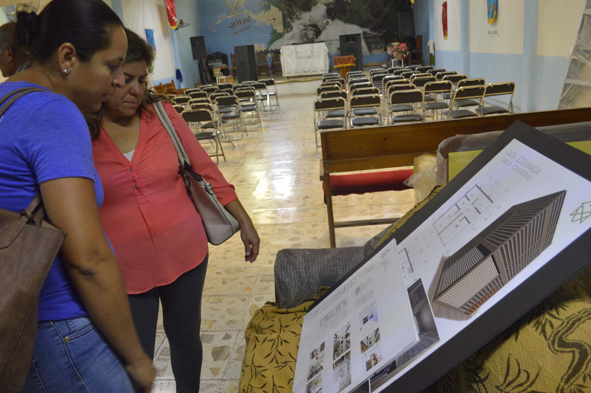 Familias de la colonia Emiliano Zapata en Jojutla observando el proyecto de vivienda de reconstrucción 