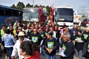 El grupo saliendo de los camionesmochicuani