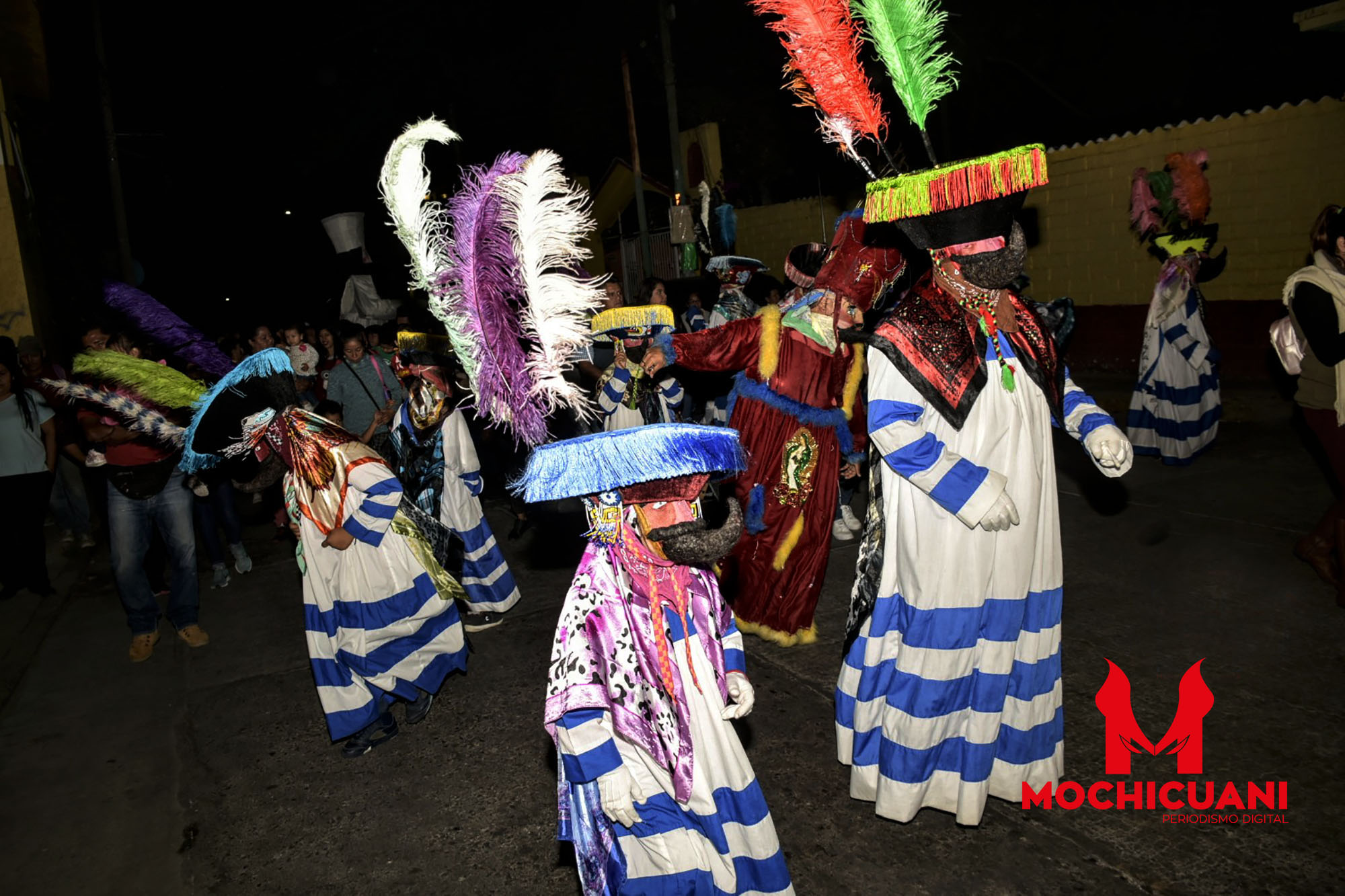 Chinelos en procesión de la virgen. Foto Máximo Cerdio6