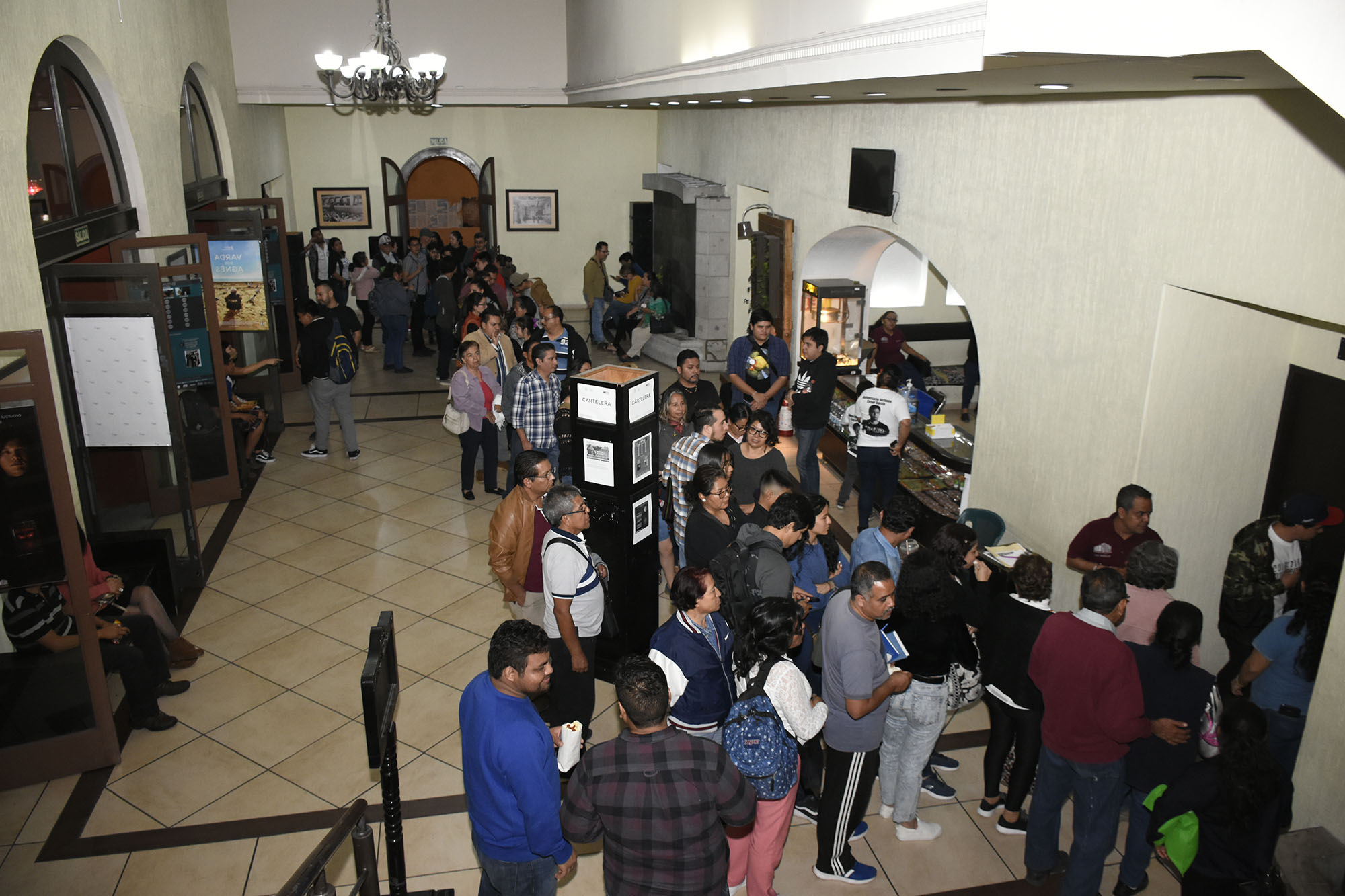 En el cine Morelos haciendo cola. Foto Máximo Cerdio