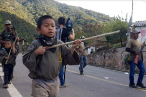 Niños armados en Guerrero. Foto Jesús Dorantes