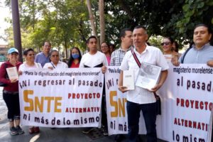 Docentes-en-Plaza-de-Armas.-Foto-cortesía