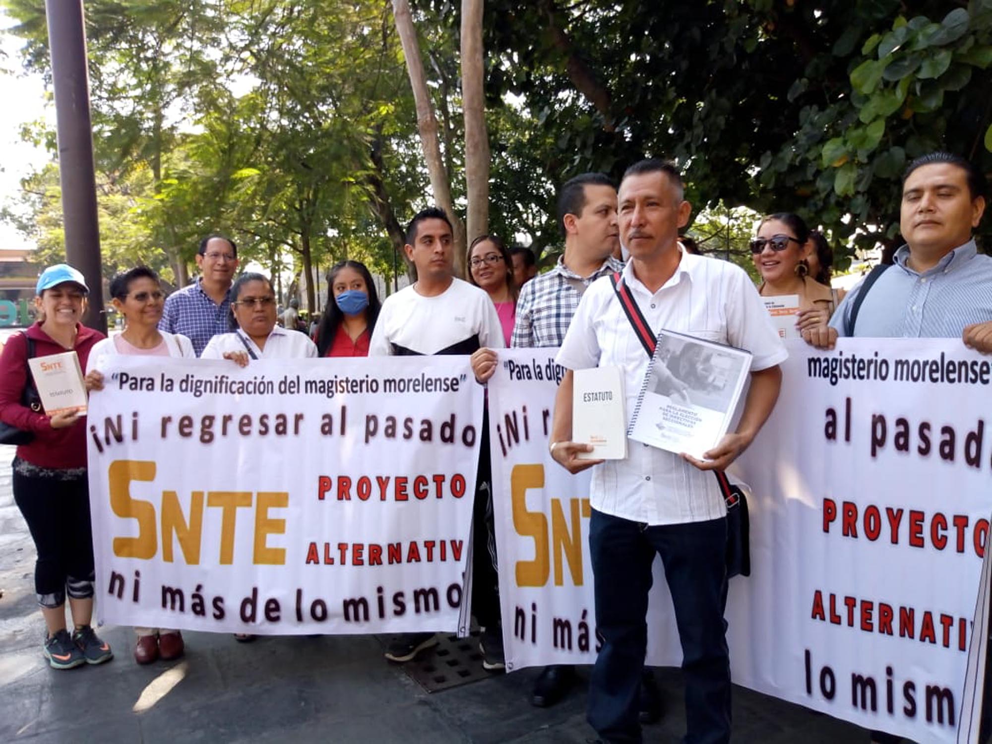 Docentes-en-Plaza-de-Armas.-Foto-cortesía