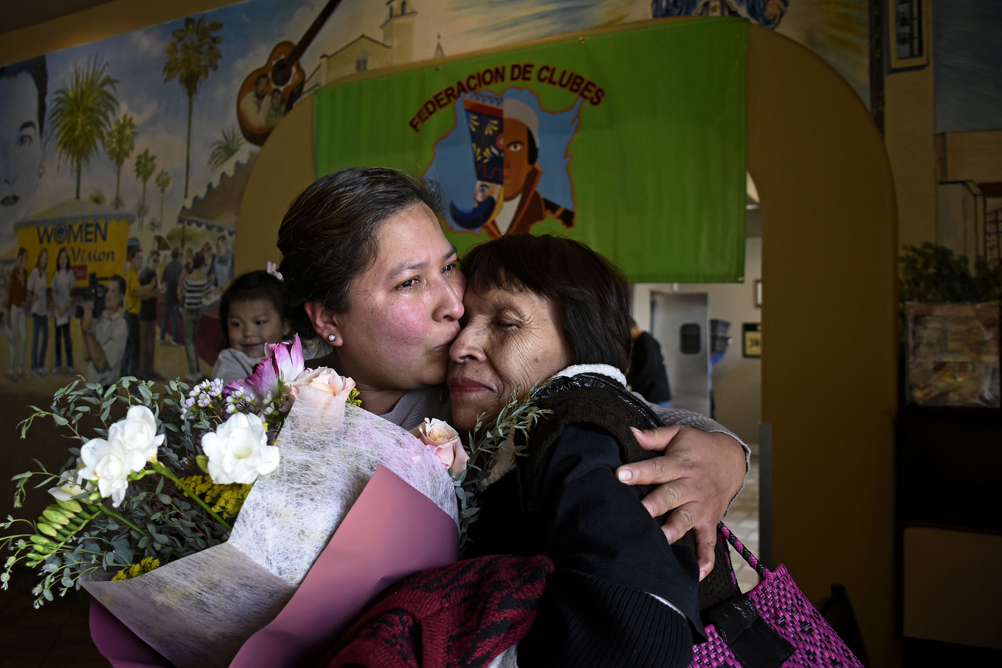 Mujer migrante recibe a su mamá en California. Foto archivo Máximo Cerdio