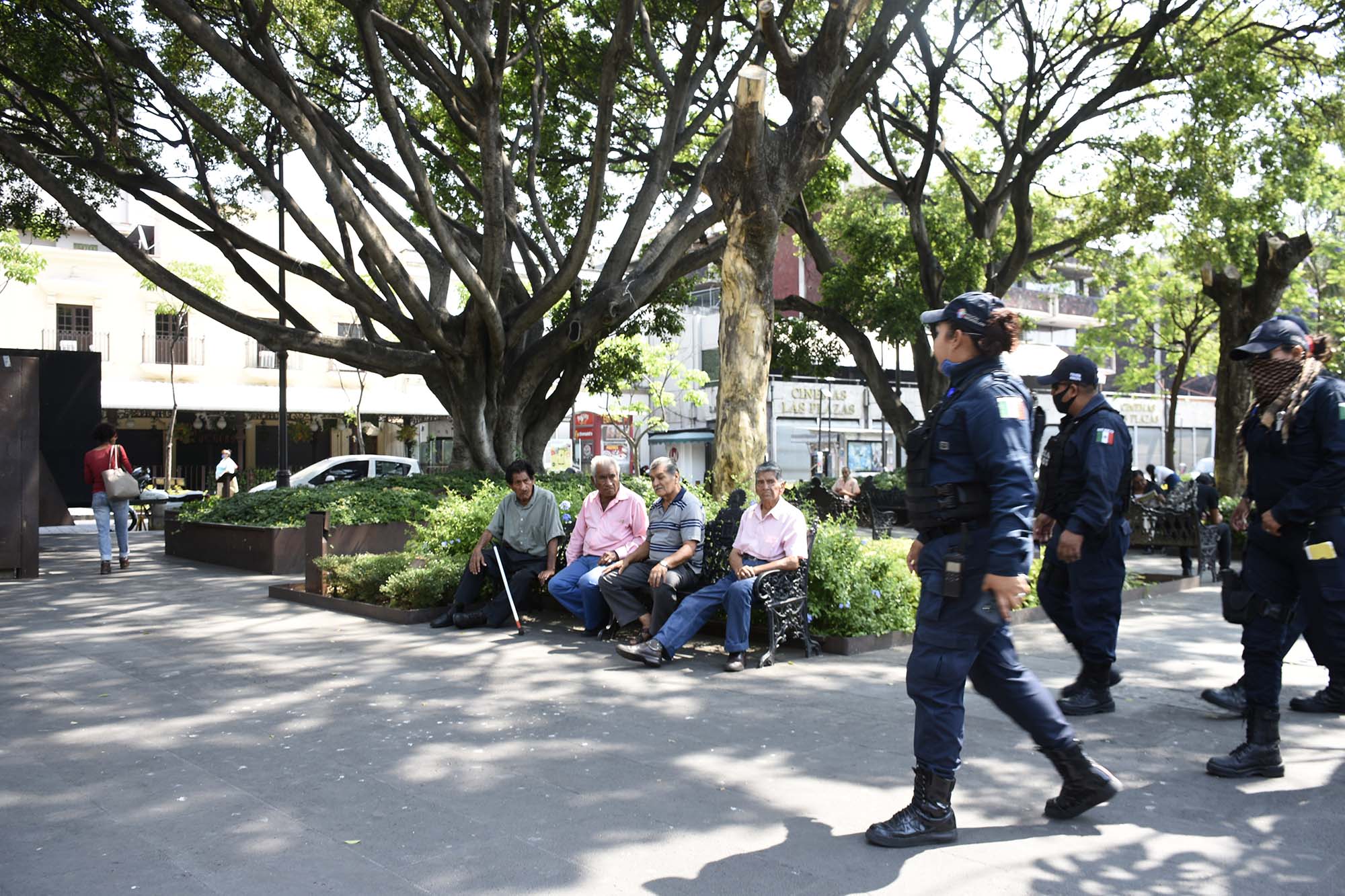 Policias y ciudadanos en Plaza de Armas. Foto Máximo Cedio