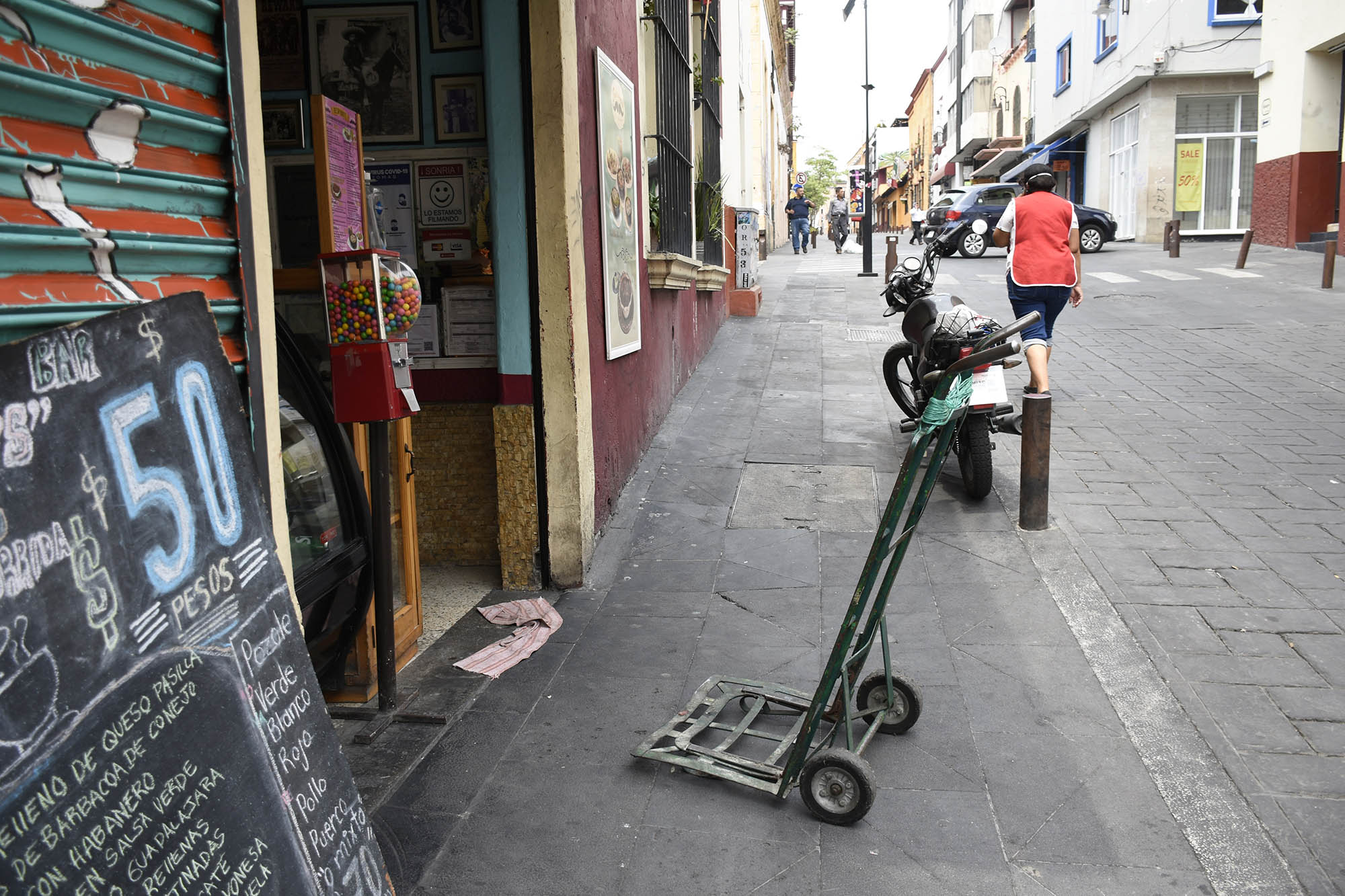 Restaurante y transéuntes,. Foto Máximo Cerdio