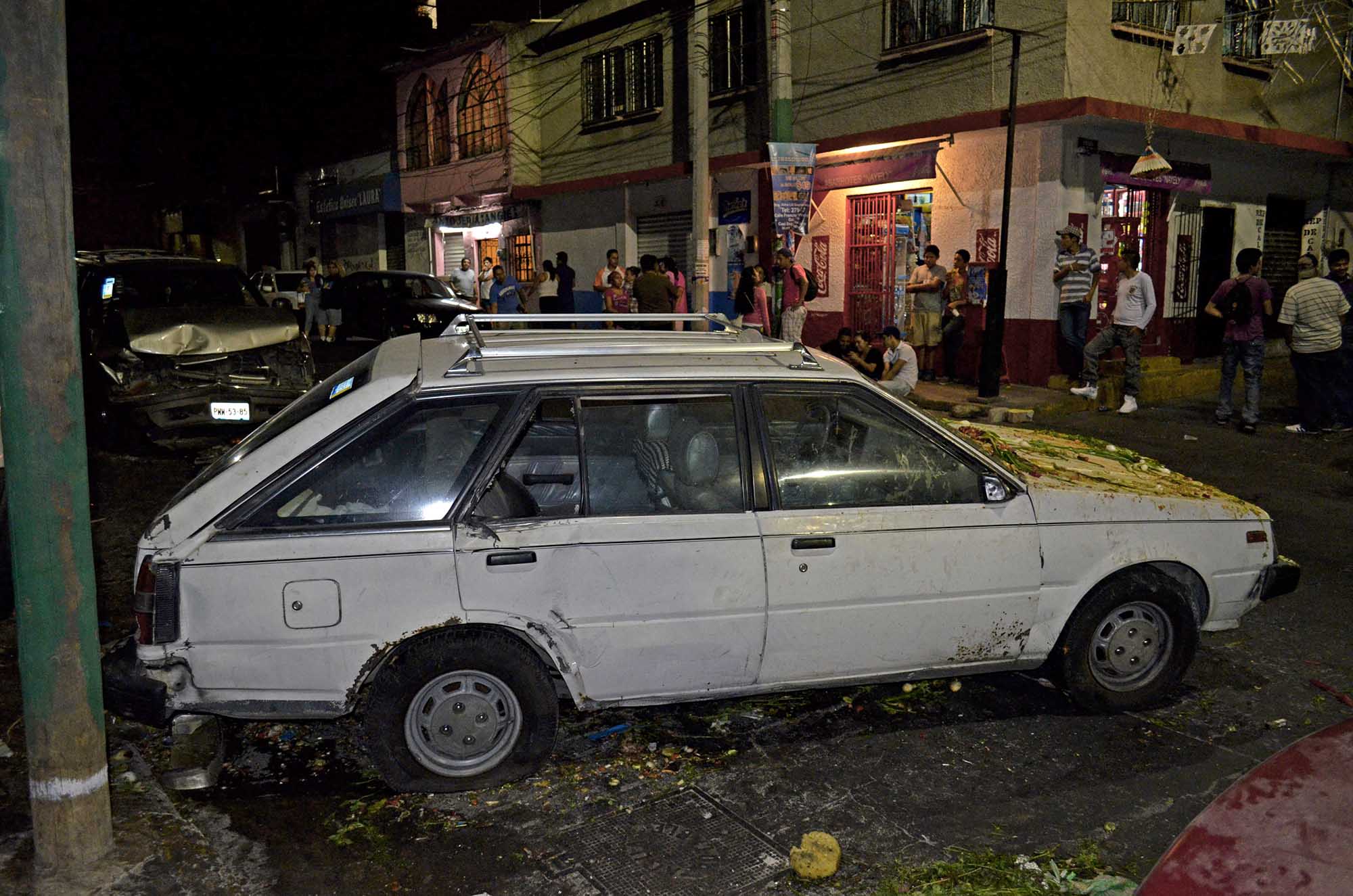 Auto destruye puesto de tacos de Angélica. Foto Máximo CErdiop