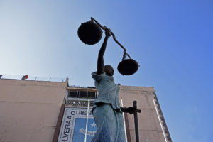 Escultura de Themis en la sede del TSJ. Foto de archivo