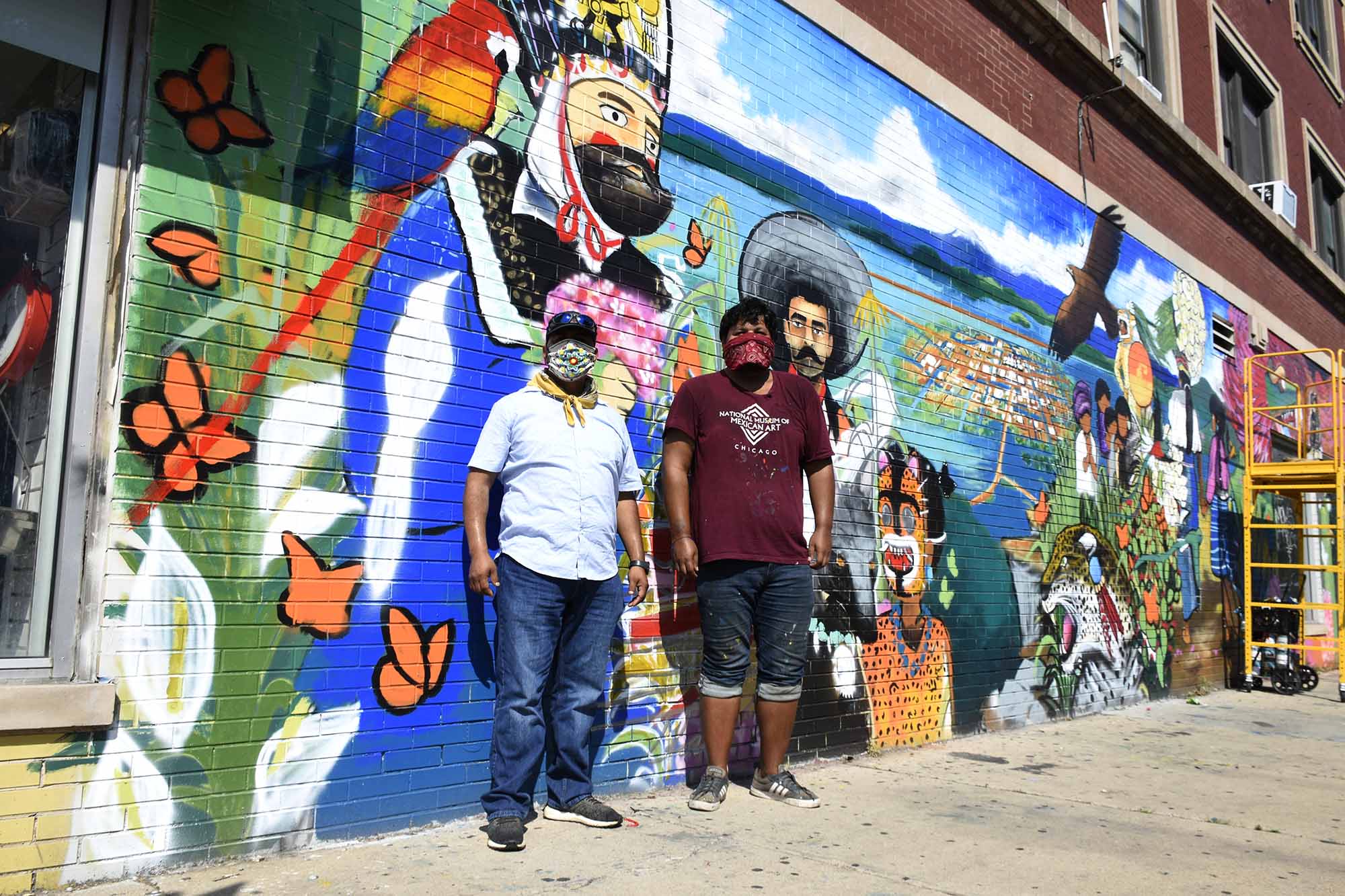 Alfonso Seiva y Josué Aldana en el mural en chiago Foto cortesía