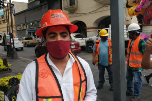 Egresados de Arquitectura e Ingeniería en protesta de Plaza de Armas.