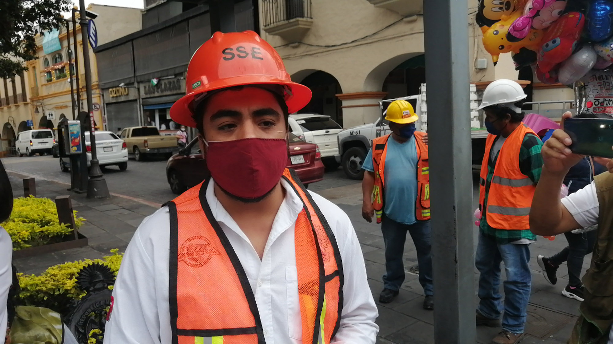 Egresados de Arquitectura e Ingeniería en protesta de Plaza de Armas.