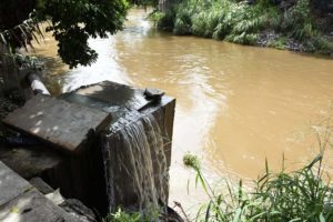 Descarga de aguas negras en Jojutla Foto Máximo Cerdio