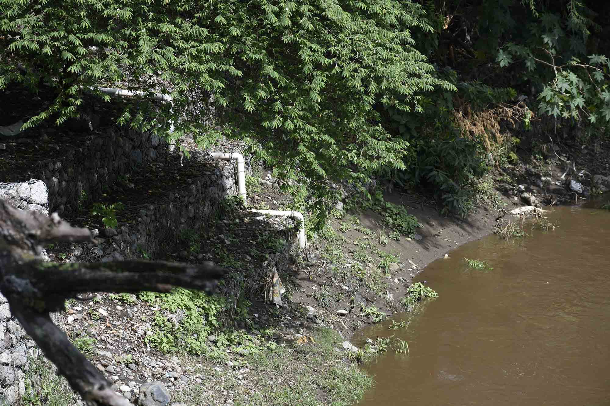 Descarga de aguas directa al río en Zacatepec foto Máximo Cerdio