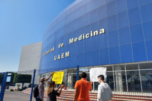 Estudiantes frente la facultad de Medicina de la UAEM. Foto cortesía