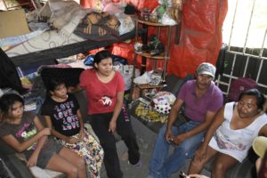 La familia Herrera Galindo en su habitación estudio