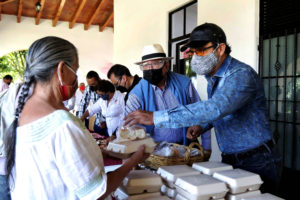 Antonio Villalobos y el regidor César Salgado Castañeda