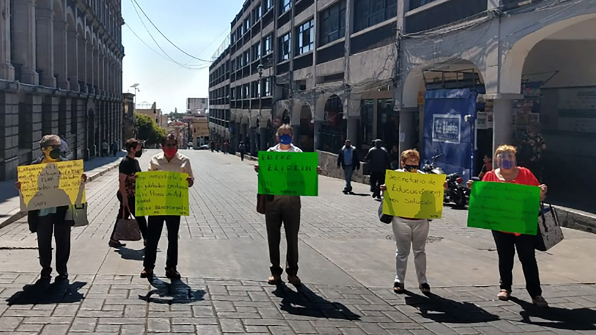 Bloqueo de avenida por maestros