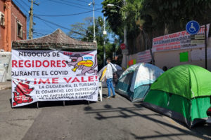 Ex Trabajadores del Ayuntamiento de Cuernavaca en plantón. Foto cortesía