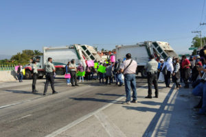 Bloqueo de trabajadores del ayuntamiento de Puente de Ixtla. Foto cortesía