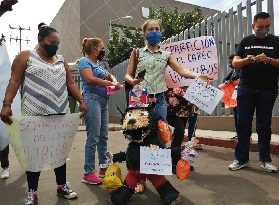 Protesta contra Antonio Villalobos en el Congreso