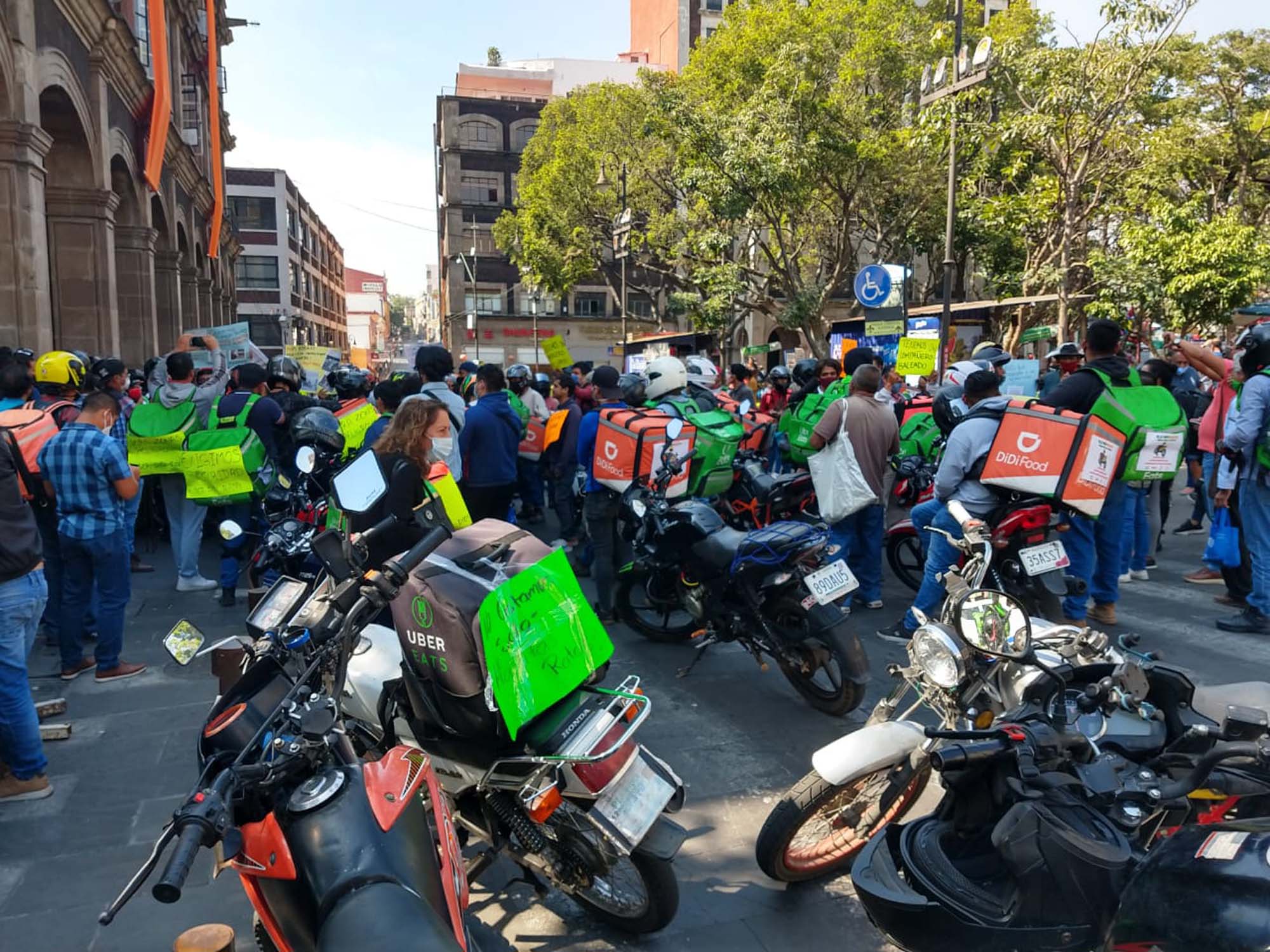 Repartidores de comida en protesta. Foto cortesía