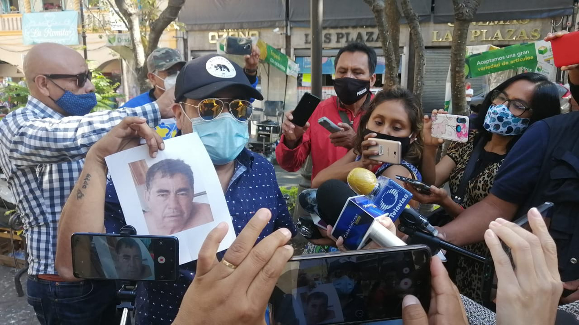 Familiares del profesor jubilado Sergio Isidoro Alquicira González. Foto cortesía