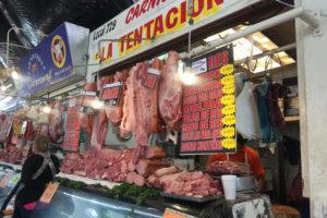 Negocio de carnes en el mercado Adolfo López Mateos. Foto cortesía