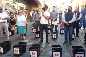 Antonio Villalobos Adán en entrega de botes de basura a comerciantes. Foto cortesía