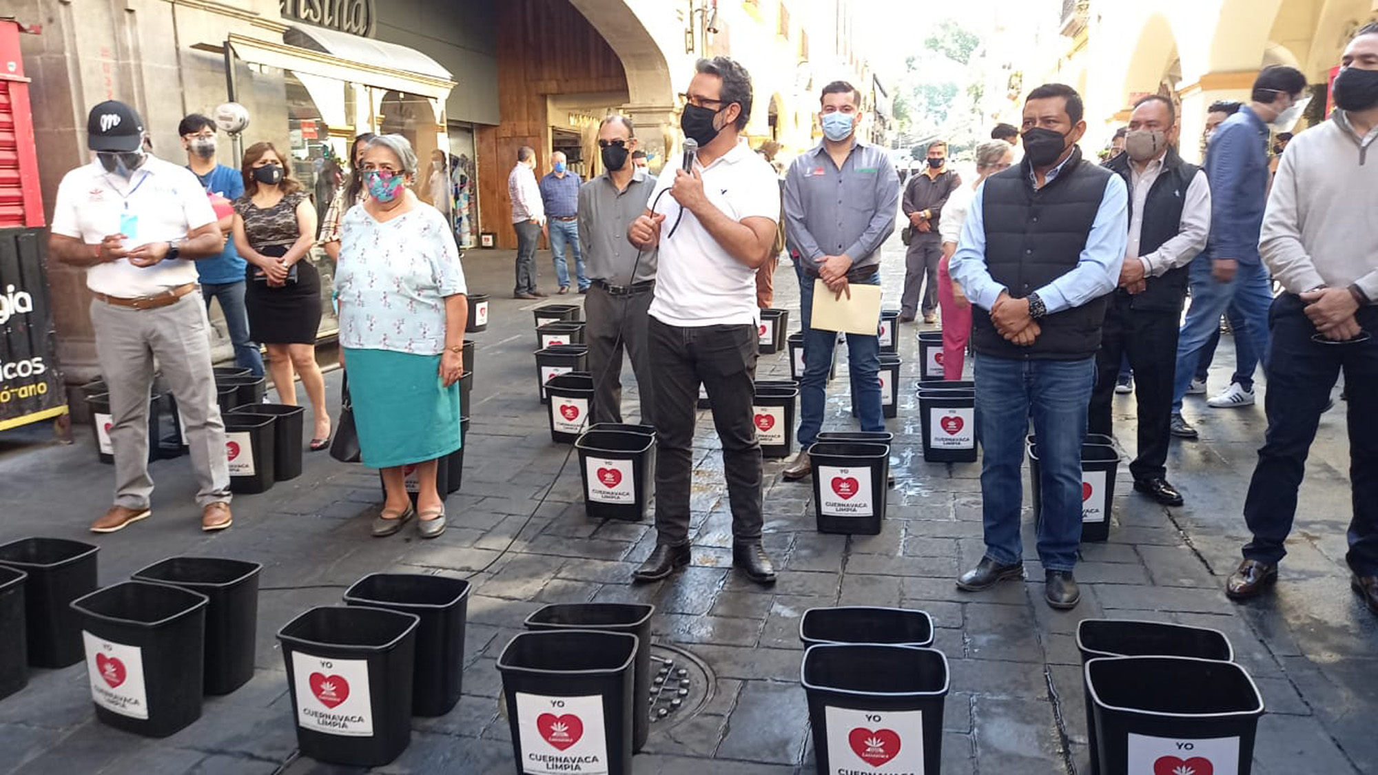 Antonio Villalobos Adán en entrega de botes de basura a comerciantes. Foto cortesía