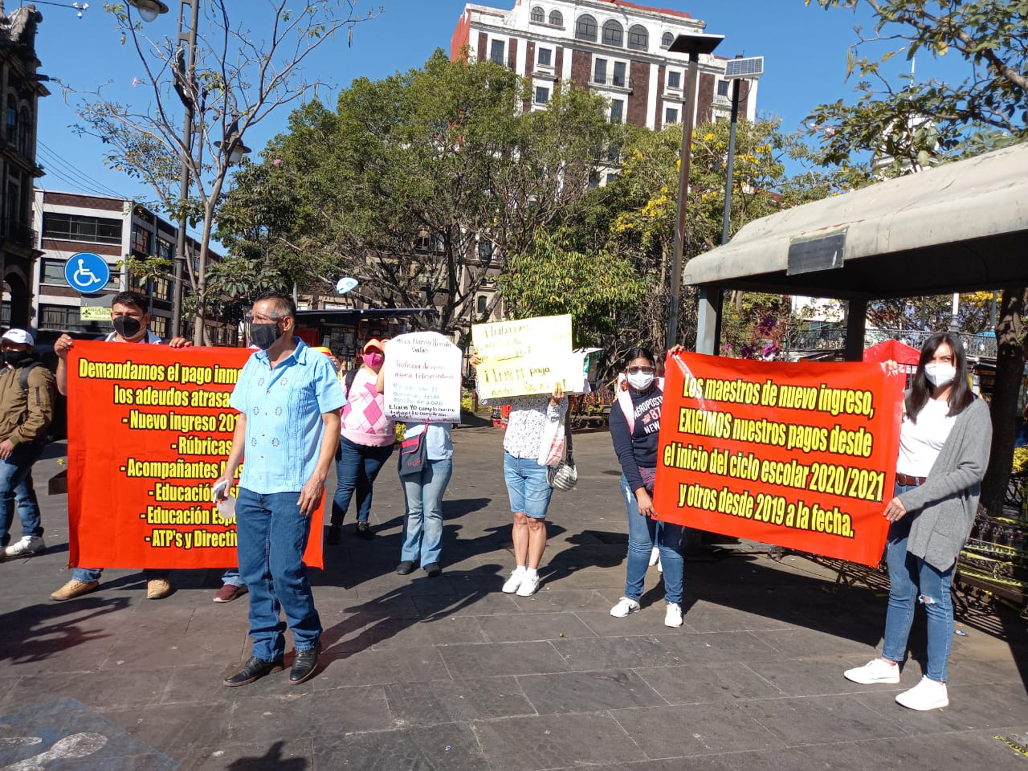 Maestros en protesta por adeudos. Foto cortesía