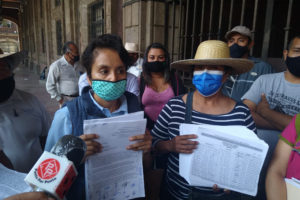 Habitantes de Xoxocotla ante el Palacio de Gobierno. Foto cortesía