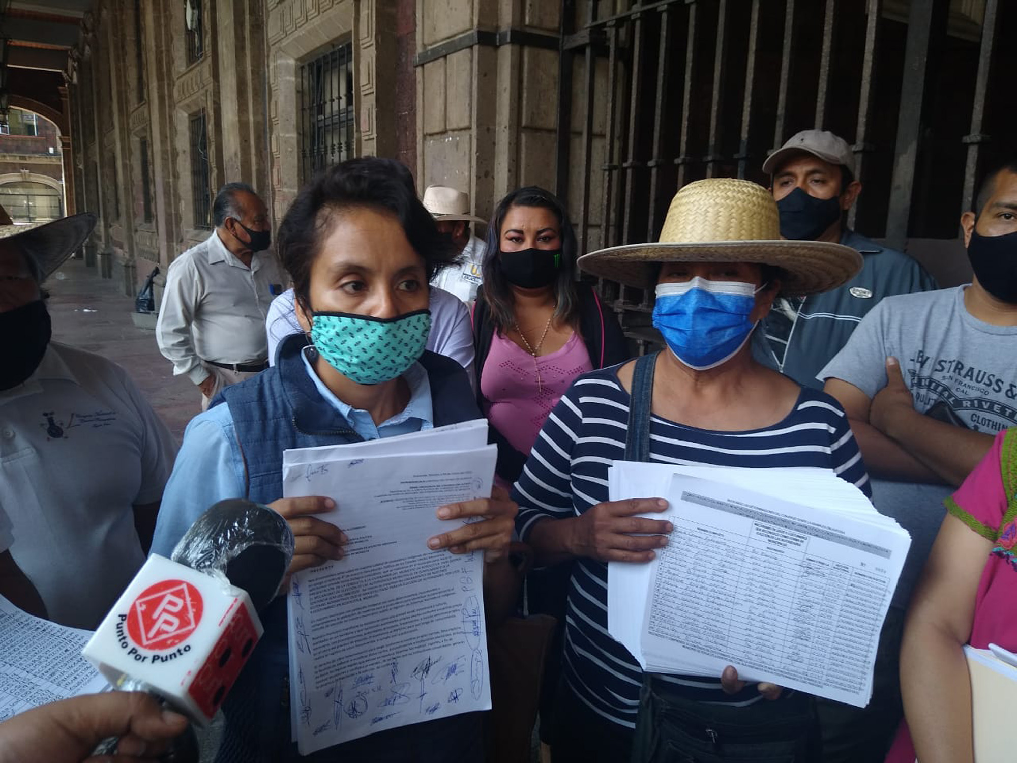 Habitantes de Xoxocotla ante el Palacio de Gobierno. Foto cortesía