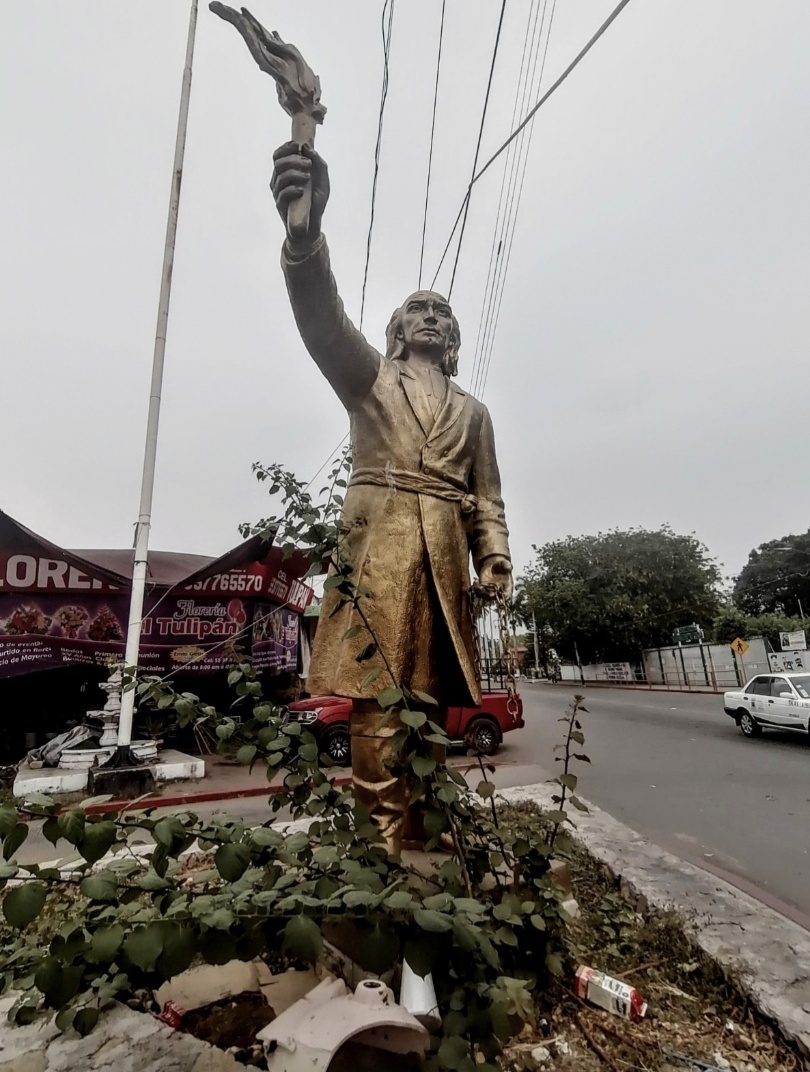 Escultura de Miguel Hidalgo en Zacatepec 