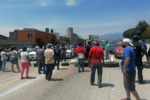 Vecinos en bloqueo por falta de agua. Foto cortesía