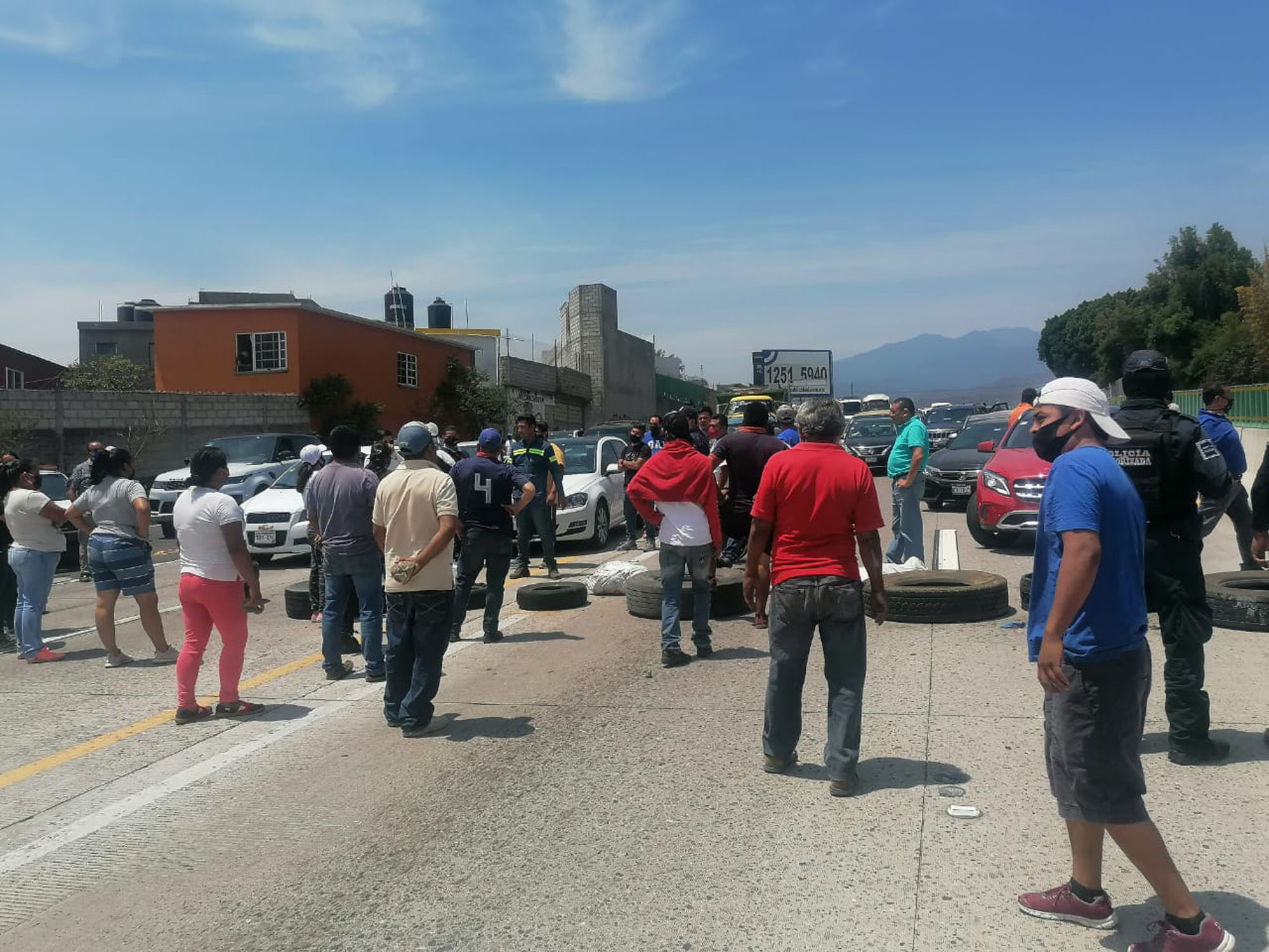 Vecinos en bloqueo por falta de agua. Foto cortesía