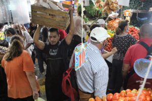 Comerciantes en Mercado Adolfo Lopez Mateos. Foto cortesía