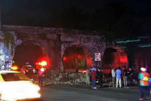 Arcos de San Carlos , dañados por transportista . Foto Gustavo Yitzaack Garibay