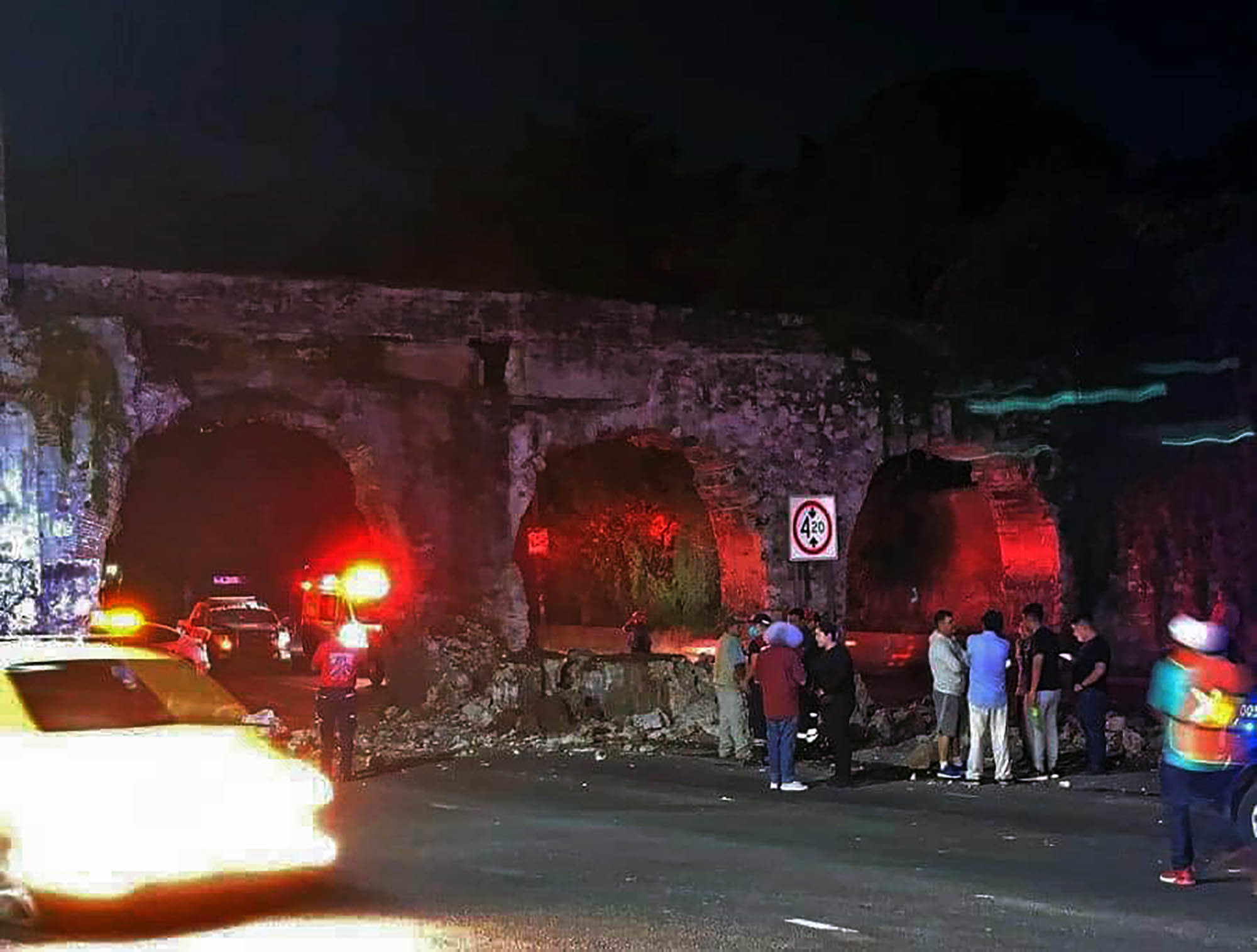 Arcos de San Carlos , dañados por transportista . Foto Gustavo Yitzaack Garibay