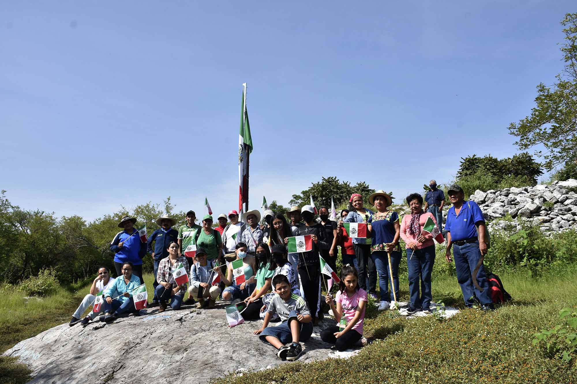 Turistas , momoxtle y banderas en el cerroF