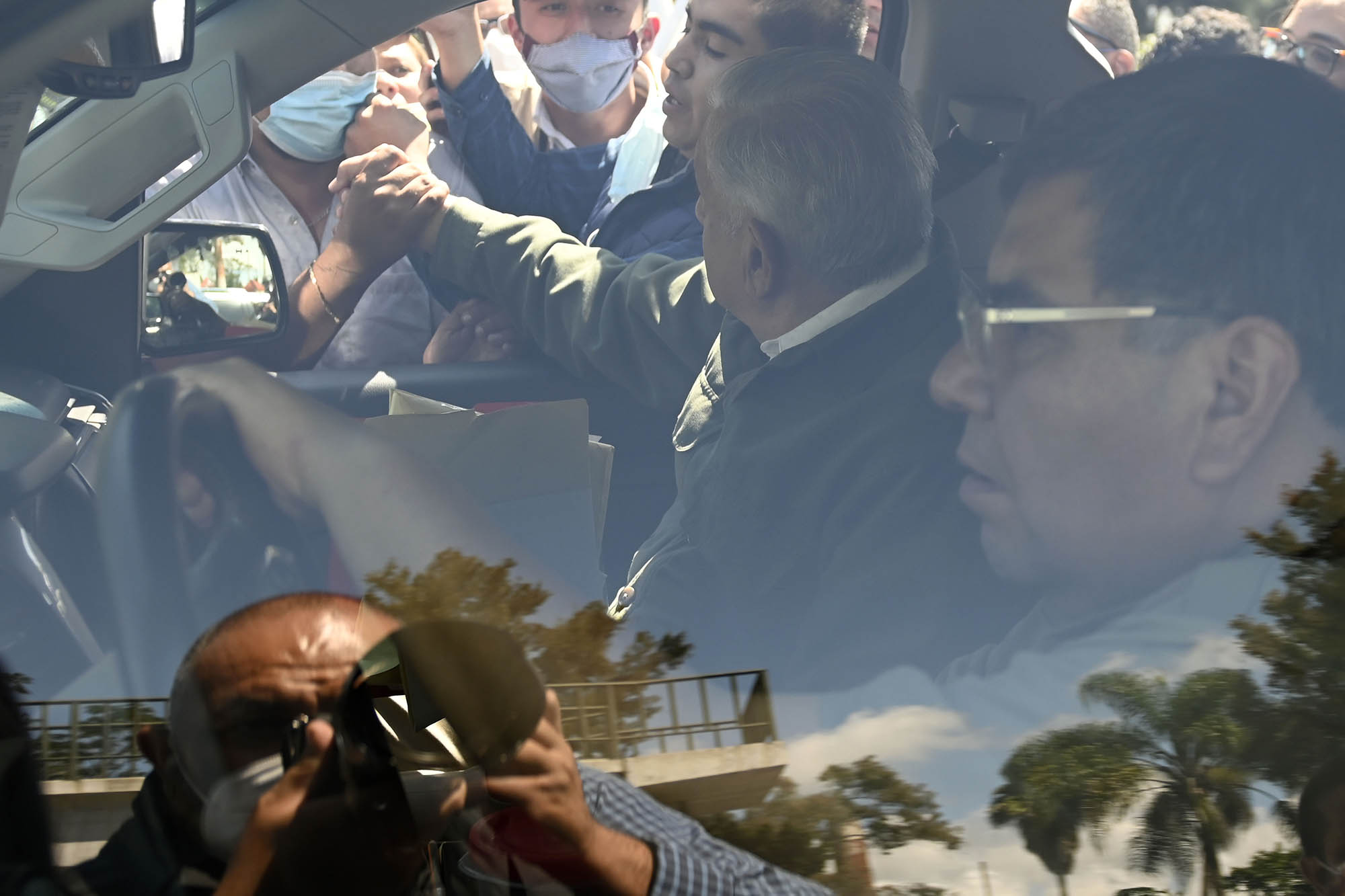 Andrés Manuel tomando la mano de Luis Andrés. Foto Tony Rivera