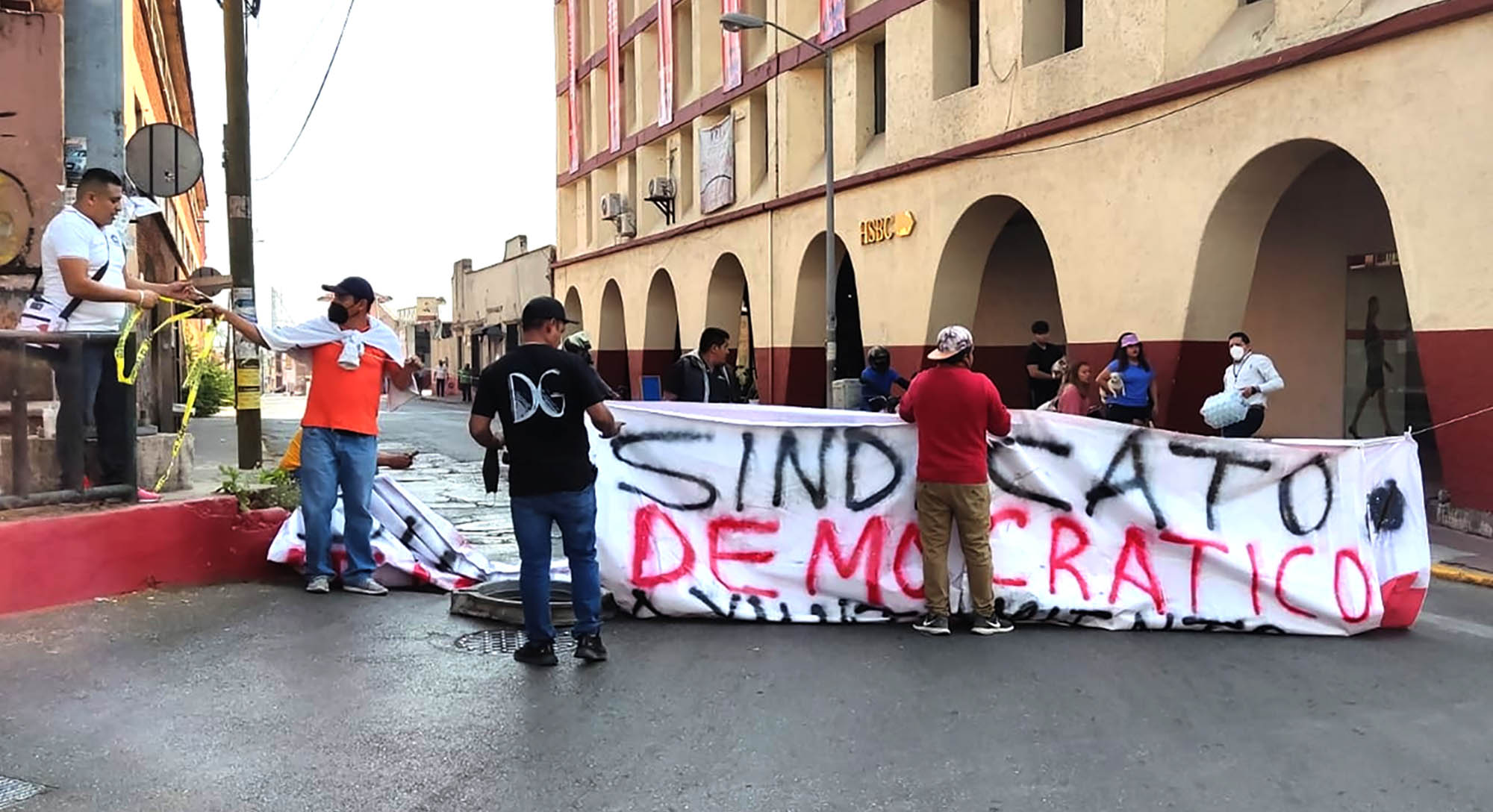 Trabajadores del ayuntamiento bloquean avenidas 