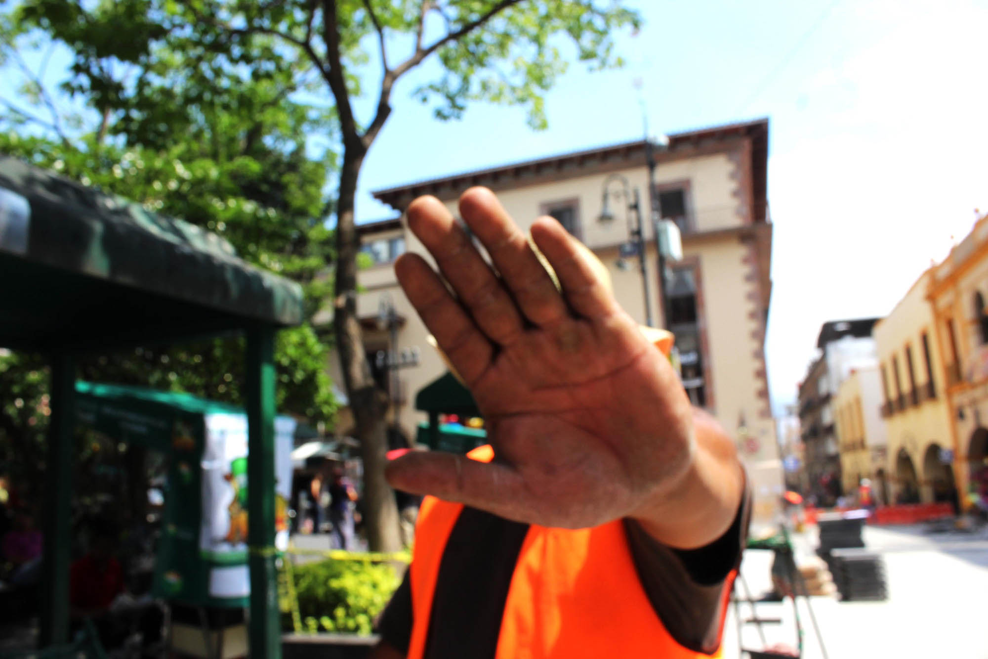 Obrero impide documentar un hecho a periodista. Silvia Lozano