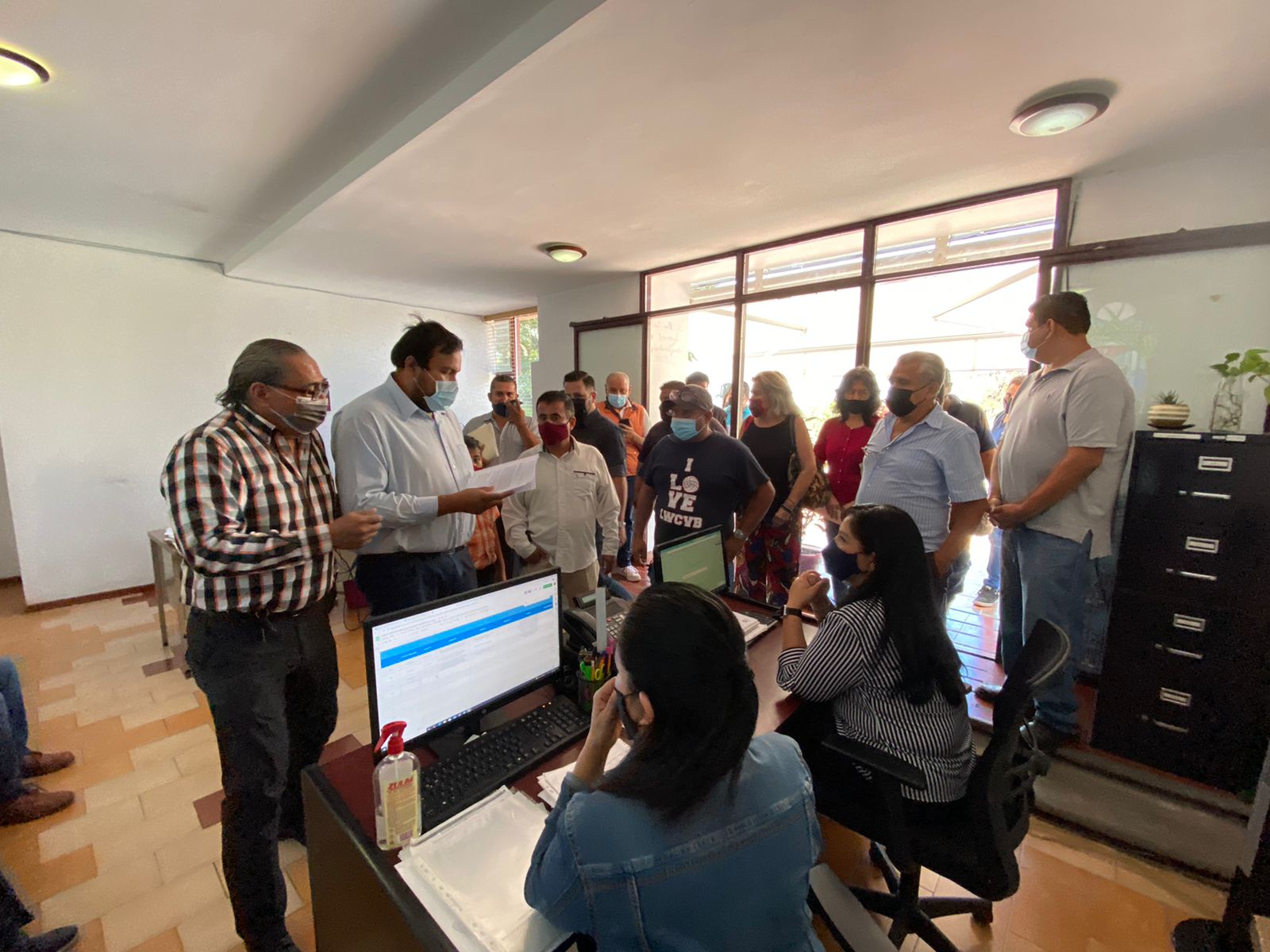 Comerciantes en las oficinas del ayuntamiento