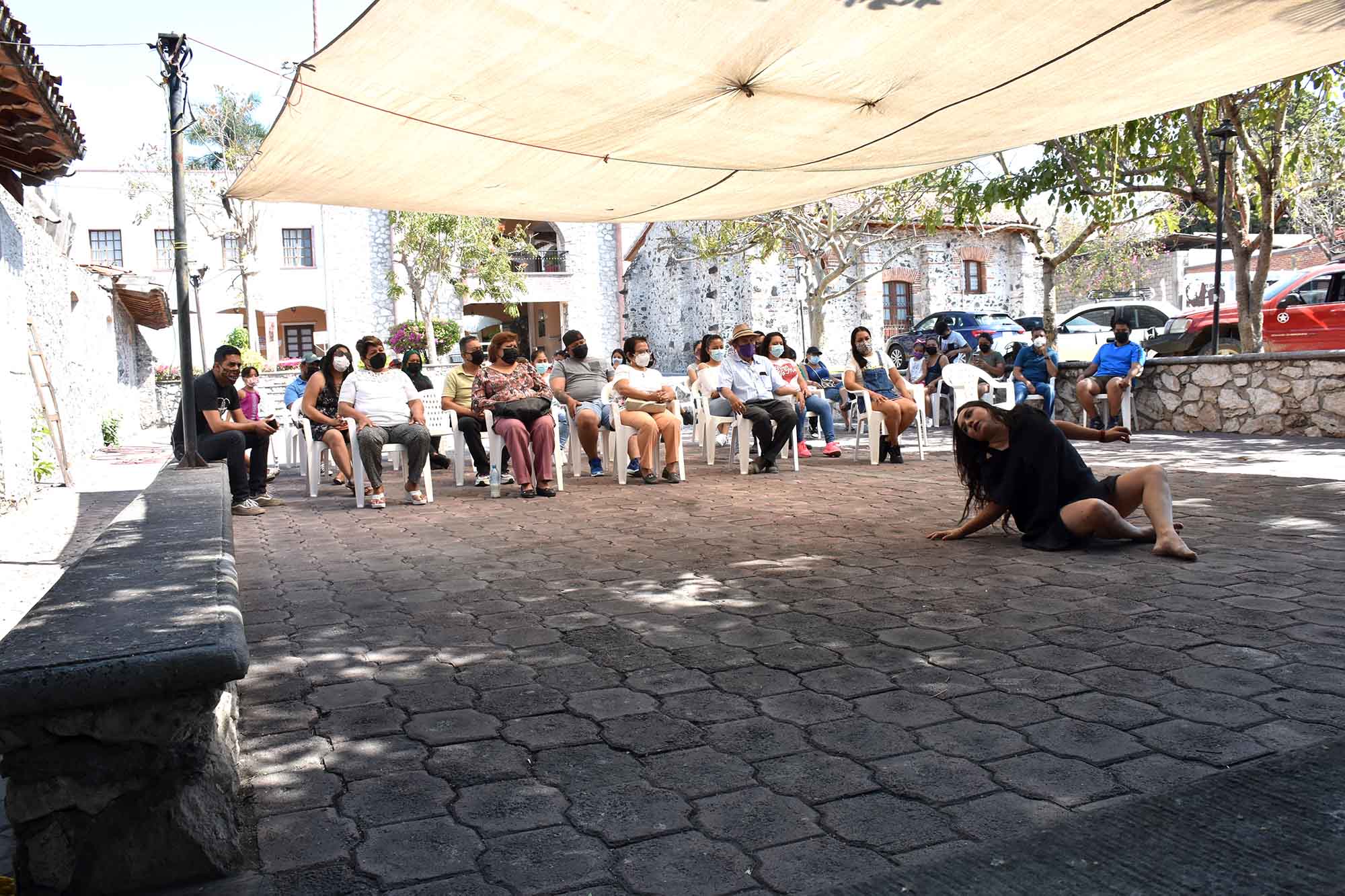 Escena de “Sororidad en el espejo”, La Silla de Daniela y Dos Raíces Danza Fusión en Tlaquiltenango 2