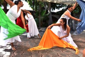 Escena de “Sororidad en el espejo”, La Silla de Daniela y Dos Raíces Danza Fusión en Tlaquiltenango