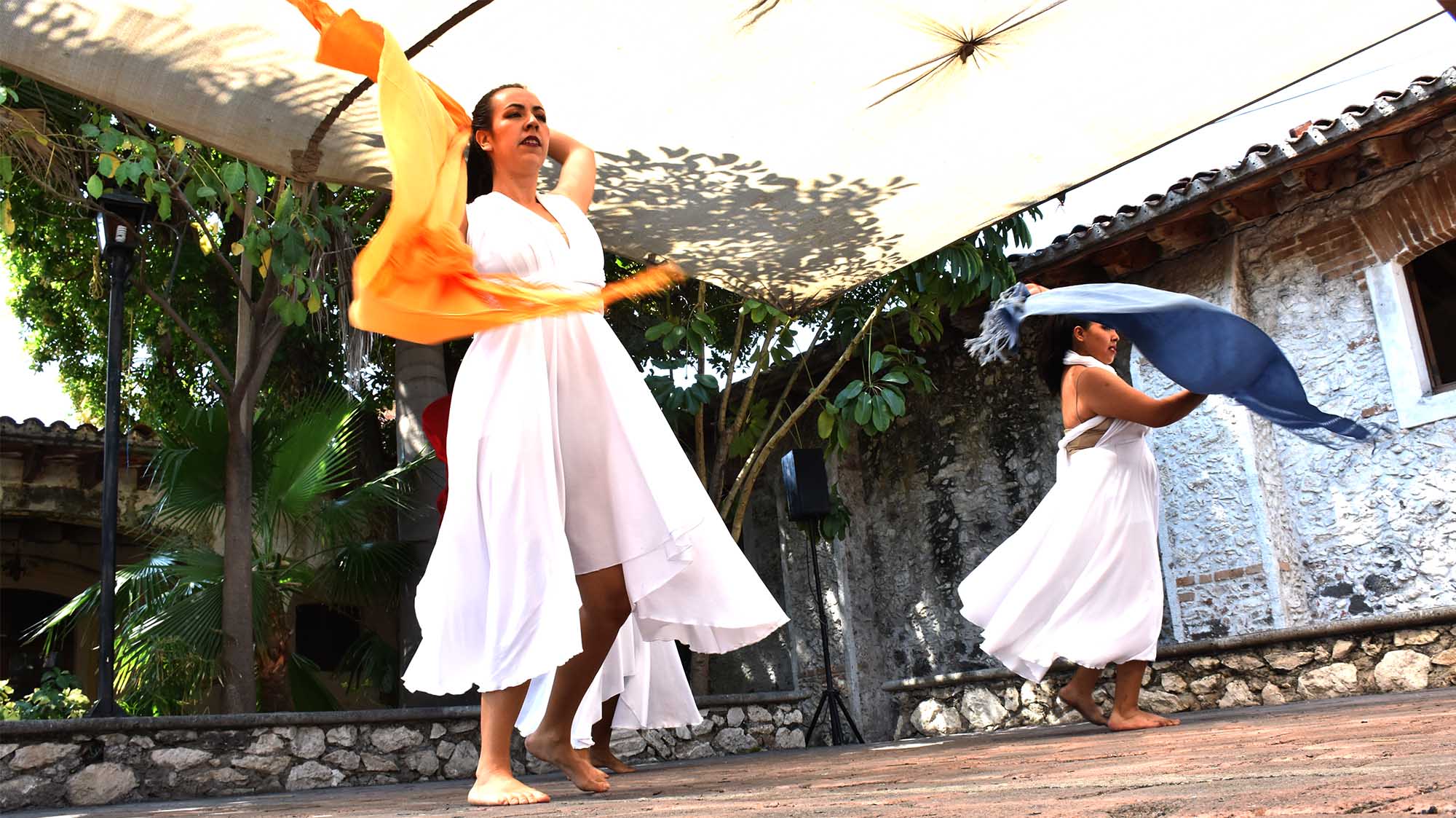 Escena de “Sororidad en el espejo”, La Silla de Daniela y Dos Raíces Danza Fusión en Tlaquiltenango 4