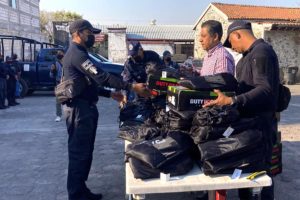 Entrega de Uniformes en Tlaquiltenango