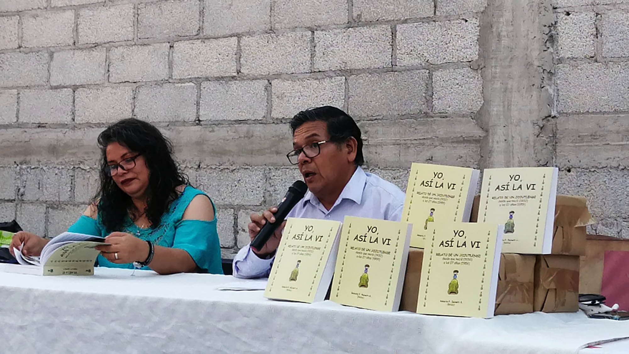 Karina Rosales y Agur Arredondo Torres en al presentación del libro Yo, así la vi