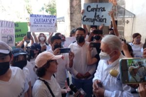 Ramón Castro escuchando a manifestantes