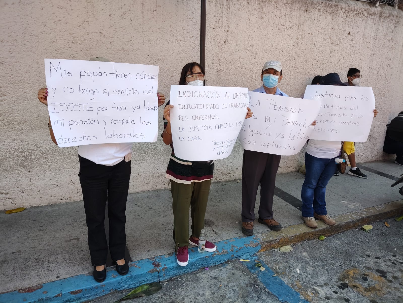 Trabajadores despedidos en protesta 